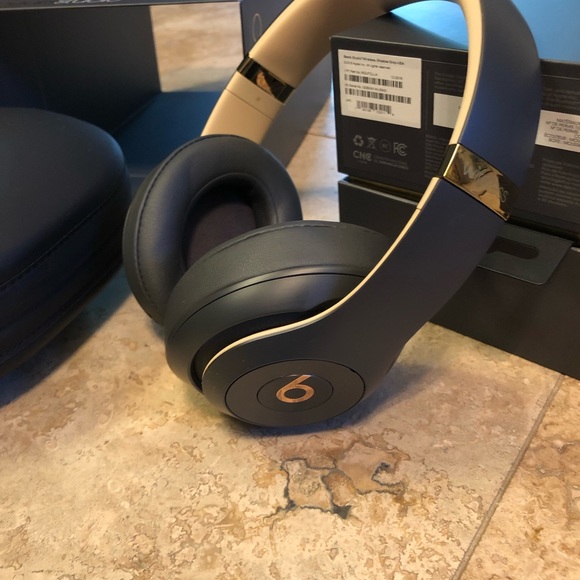 Beats Studio 3 Wireless Headphones - Picture 2 of 5